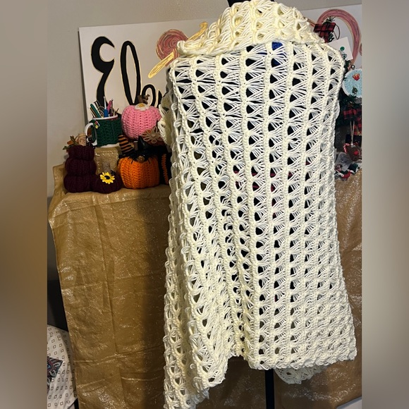 Shawl Broomstick lace crocheted by seller 100% Acrylic handmade blanket shawl - Picture 7 of 9